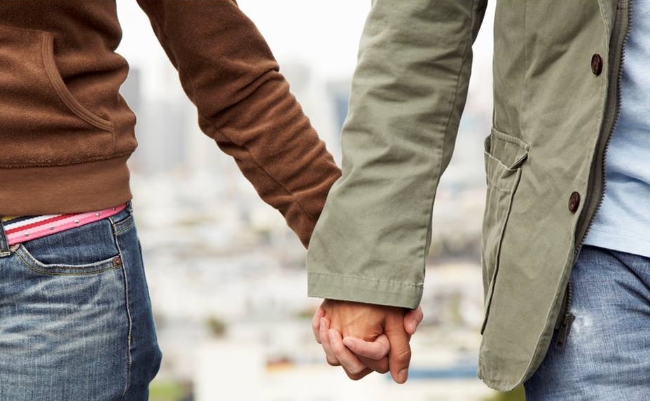 Seattle singles dating each other and holding hands while taking a walk in Seattle.